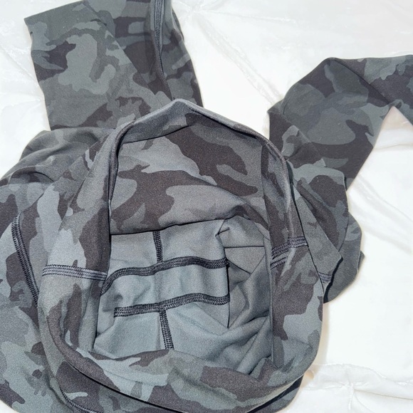 Lululemon camo green 25” high rise leggings size 4 - Picture 7 of 8
